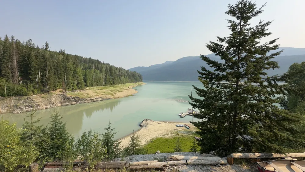 Relaxing area at Kinbasket Lake Resort